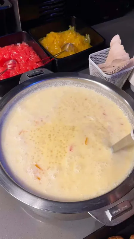 Creamy mango sago dessert